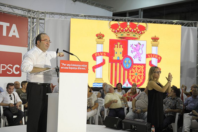 Pedro Sánchez e Iceta exhiben una gran bandera española en el mitin del PSC en Santa Coloma de Gramenet (Barcelona).