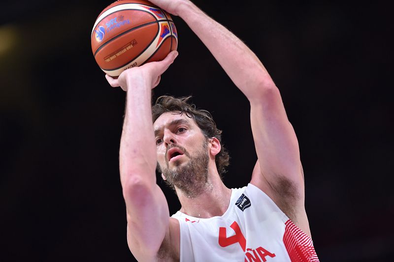 Pau Gasol lanza un tiro desde la línea de libres