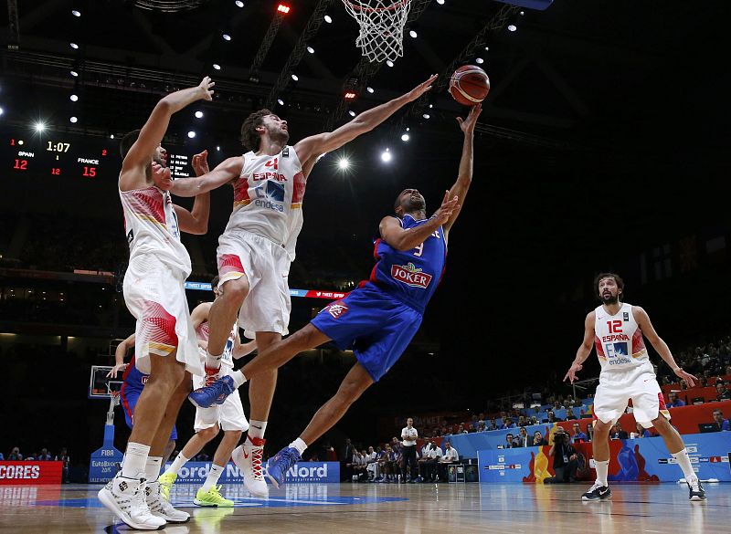 Pau Gasol y Felipe Reyes defienden la canasta de España ante el tiro de Parker