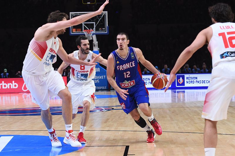 El base francés Nando de Colo avanza rodeado de jugadores españoles