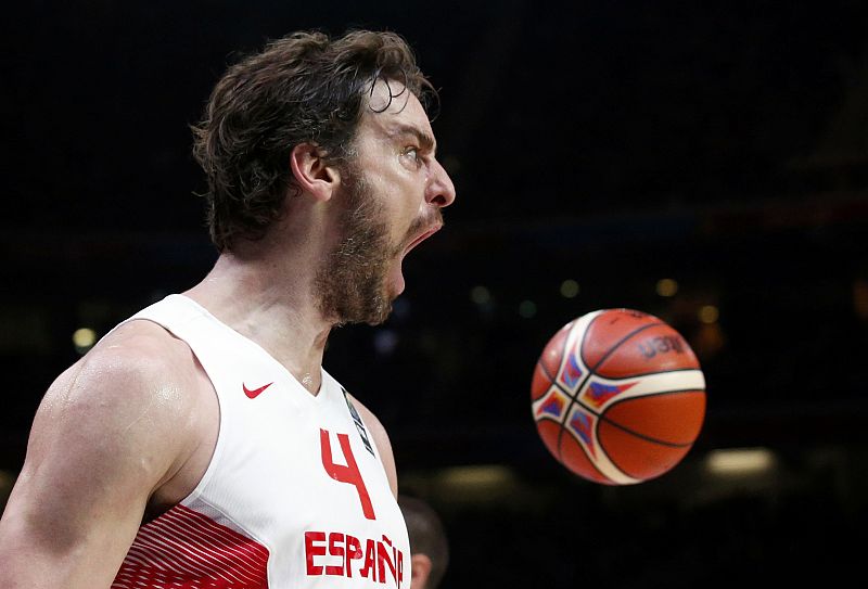 El ala-pívopt español Pau Gasol celebra una canasta decisiva ante Francia