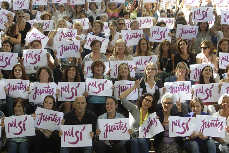 El cabeza de lista de Junts pel Sí, Raúl Romeva, junto a Marta Rovira (4d), Muriel Casals (3d), Carme Forcadell (2d), en el acto de "Dones juntes pel Sí", en la montaña de Montjuïc de Barcelona.