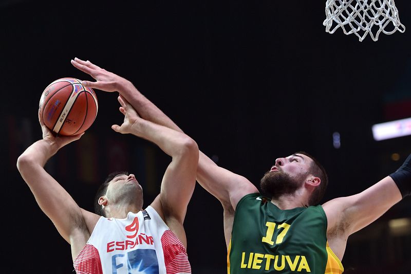 Felipe Reyes lanza a canasta ante la oposición de Valanciunas