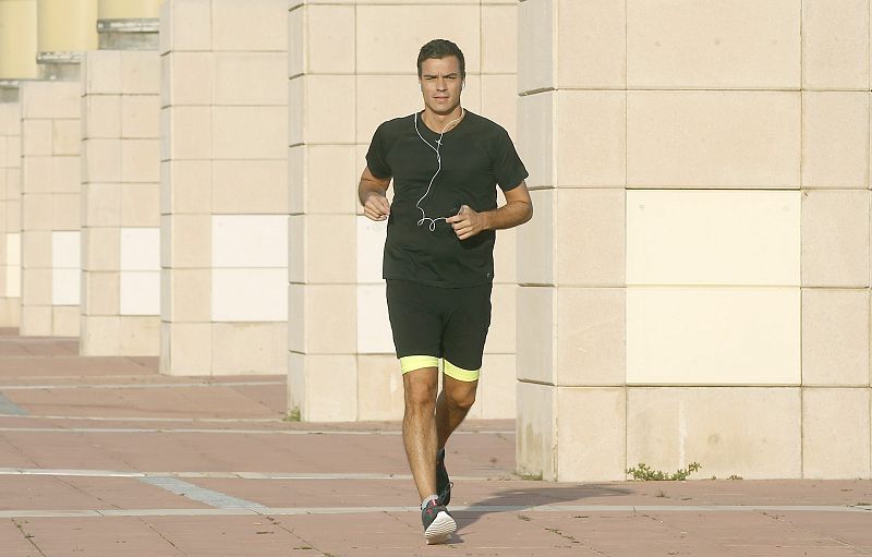 El secretario general del PSOE, Pedro Sánchez, corriendo por la mañana en el último día de campaña por los alrededores del Estadio Olímpico de Montjuïc, en Barcelona.