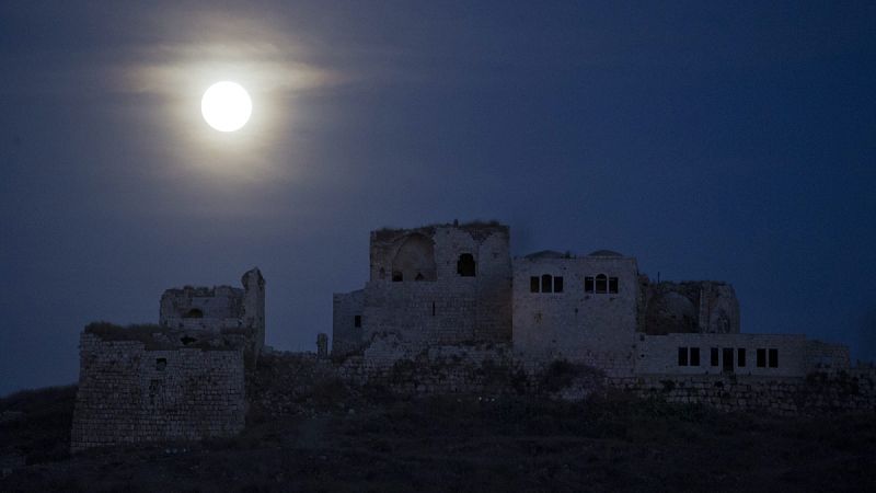 El eclipse total de superluna, visto desde el Parque Nacional de Tel Afek, en Rosh Haayin (Israel).