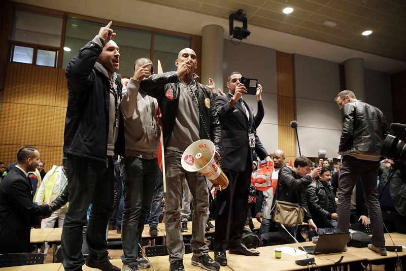 Algunos empleados irrumpieron en la sala donde los directivos explicaban el plan a los sindicatos