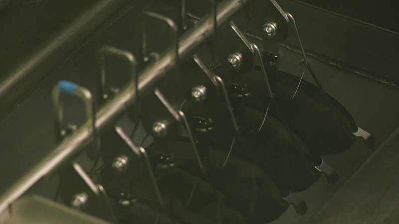 Las lentes pasan por unas campanas para evitar reflejos