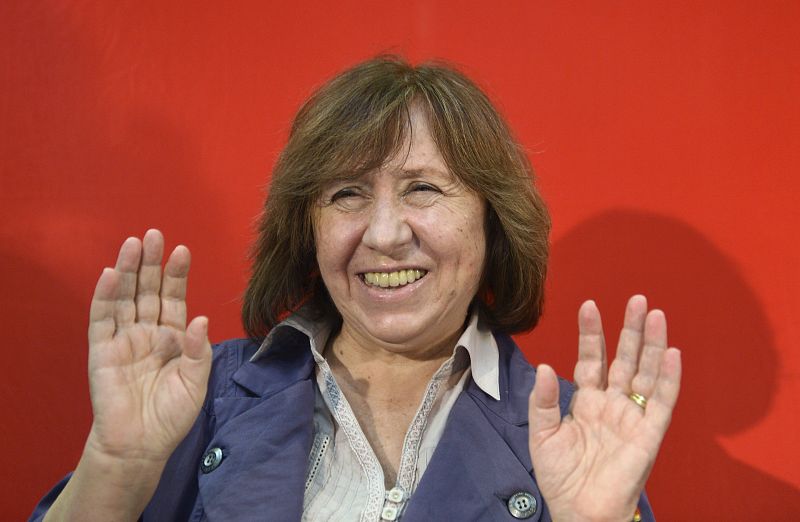 En sus reportajes, Alexiévich suele crear una especie de collage de voces de personas co