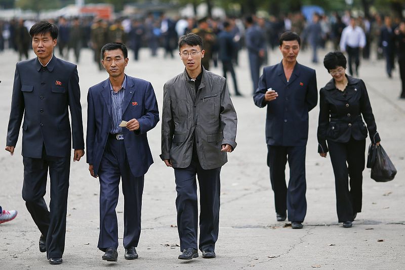 Norcoreanos asisten a un partido de fútbol entre Filipinas y Corea del Norte en Pyongyang