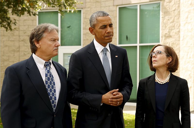 El presidente de Estados Unidos, Barack Obama, el alcalde de Roseburg, Larry Rich y la gobernadora de Oregón, Kate Brown, tras el ecuentro con las víctimas del tiroteo.