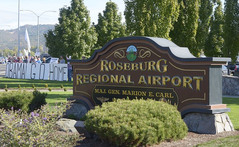 El presidente ha sido recibido al llegar al aeropuerto de Roseburg con pancartas en las que se podía leer "Obama vete a casa".