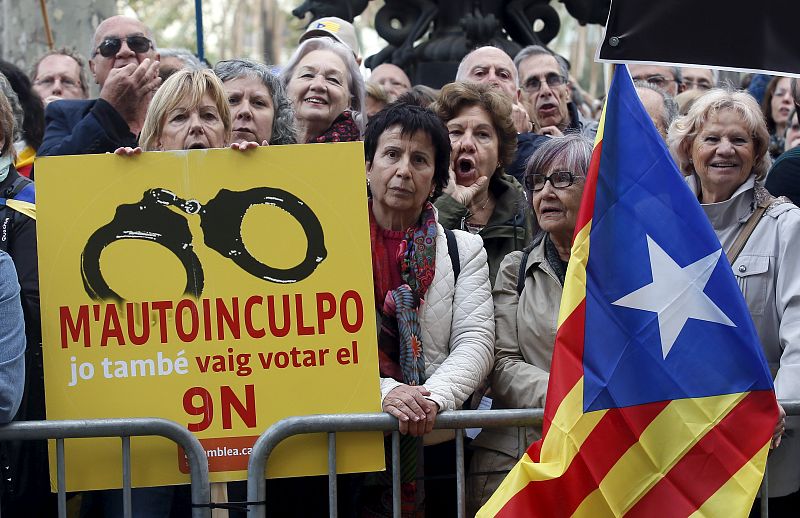 Ciudadanos muestran una pancarta apoyando a Artur Mas, que declara como imputado por organizar la consulta del 9N.