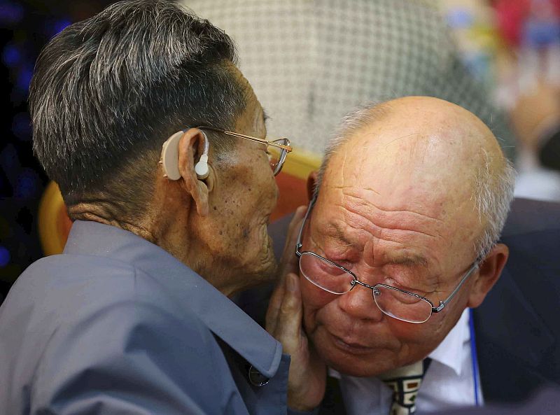 El norcoreano Kim Duk Young, de 82 años, habla cariñosamente con su hermano surcoreano de 80.