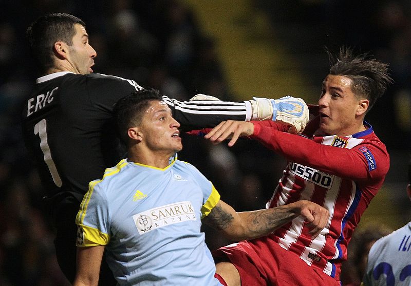 El portero del Astana Nenad Erich sale a disputar un balón con Saúl Níguez