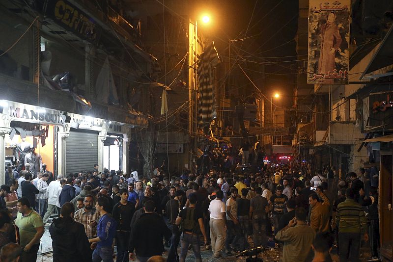 Residentes del barrio de Beirut donde han dos terroristas han hecho estallar su carga inspeccionan la zona