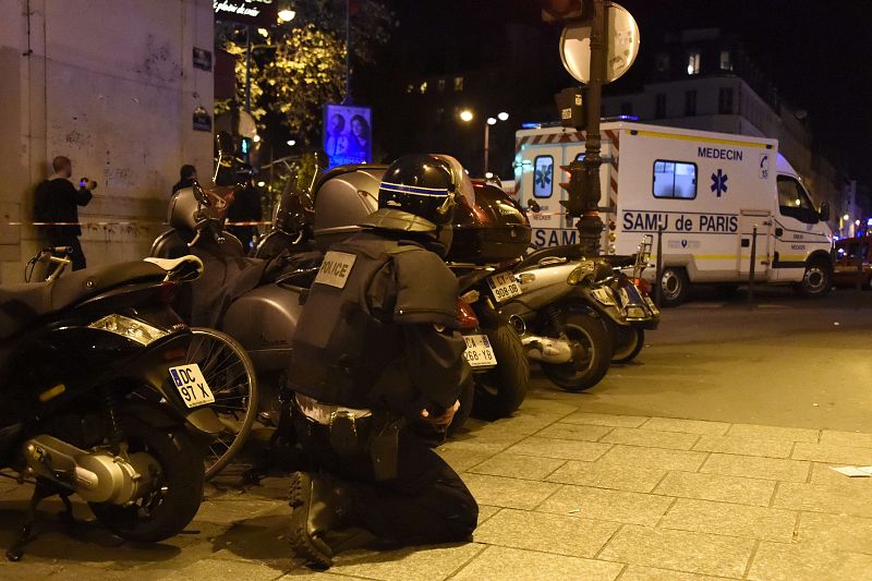 Varios agentes preparados para actuar en el exterior de la sala de fiestas Bataclan