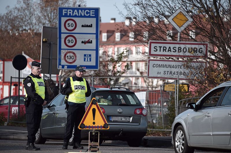 La policía francesa aumenta el control sobre los vehículos en el Puente Europeo