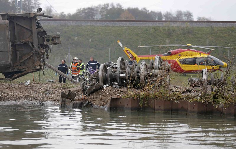 Los equipos de rescate buscan pruebas entre los restos del tren de alta velocidad (TGV) siniestrado en un túnel a las afueras de Eckwersheim, al este de Francia
