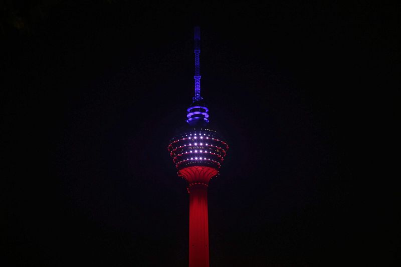 La torre de Kuala Lumpur, en Malasia, se ilumina por las 129 víctimas mortales de los atentados de París