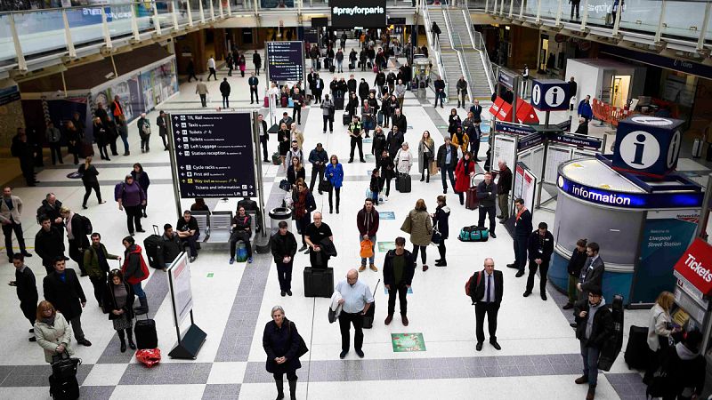 La estación de Liverpool Street, en el corazón de Londres, durante un minuto de silencio por las víctimas de París.
