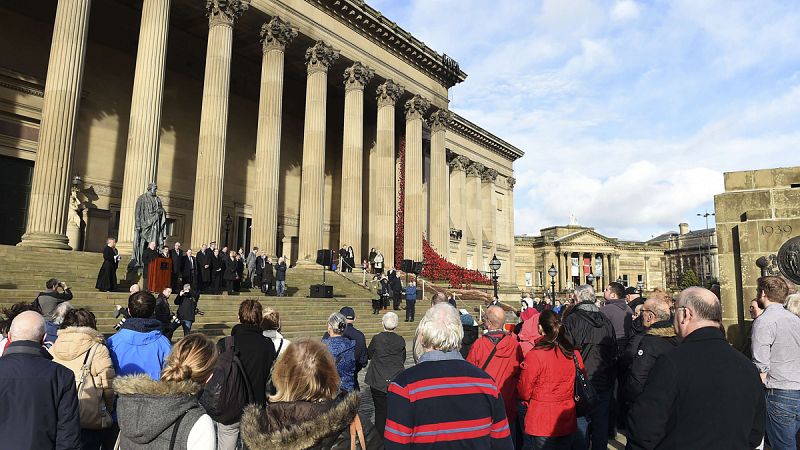 Los vecinos de Liverpool se concentran en St George's Hall.