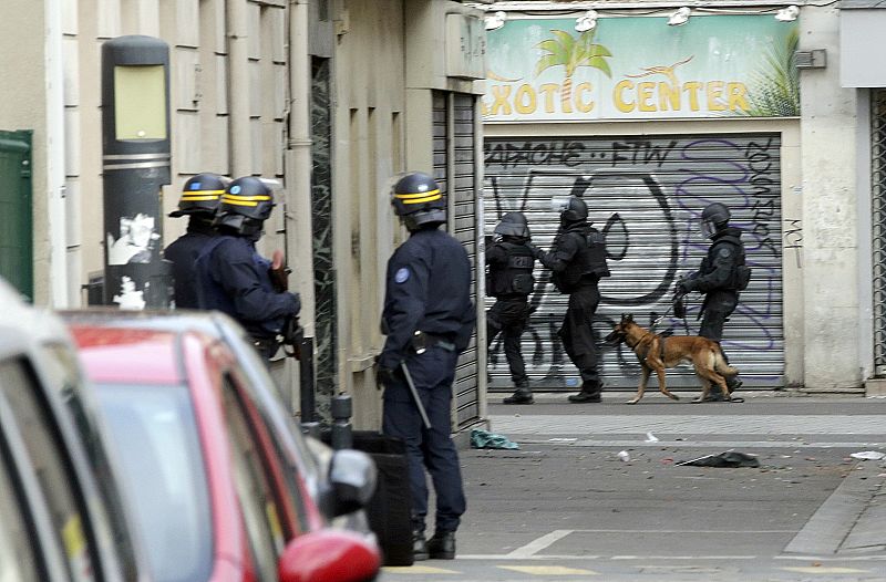 Uno de los pisos asaltados por las fuerzas especiales RAID se encontraba en el número 8 de la calle Corbillon, un pequeño callejón al que han accedido con todas las medidas de seguridad.