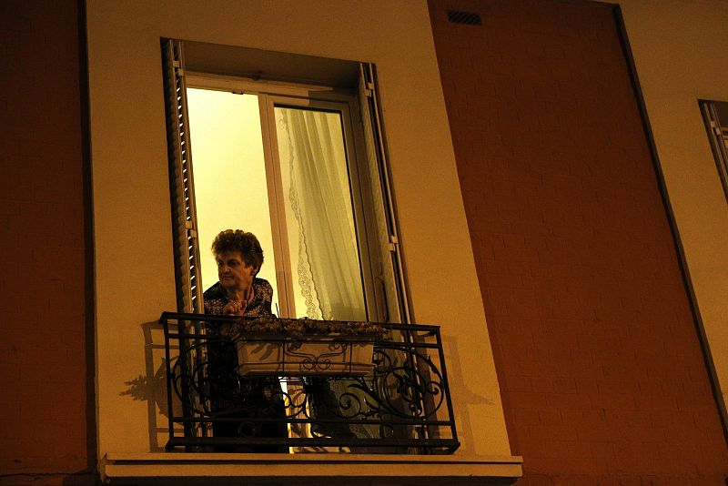 Una vecina se asoma a la venta en el inicio de la operación antiterrorista de Saint Denis.