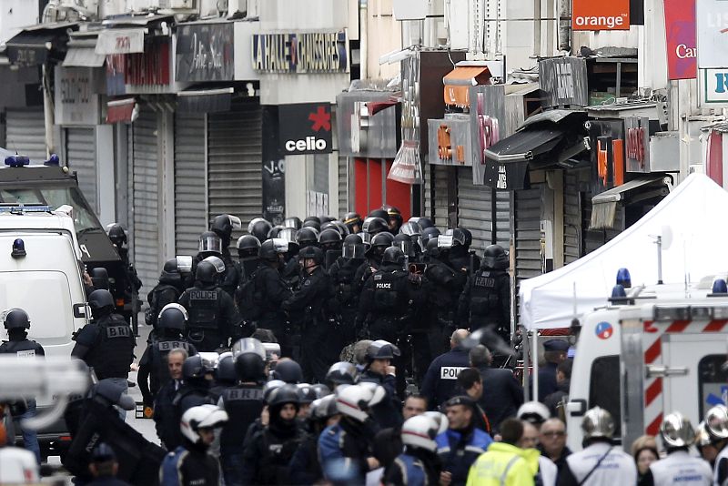 Al menos cinco policías han resultado heridos durante la operación, en la que una de las terroristas se han inmolado.