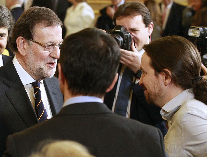 El presidente del Gobierno conversa con el líder y candidato de Podemos, Pablo Iglesias en el Congreso de los Diputados con motivo del XXXVII aniversario de la Constitución