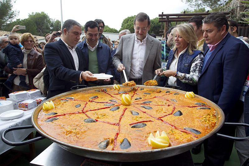 El presidente del Gobierno, Mariano Rajoy, en un almuerzo-mitin en el Albergue Fuerte de Nagüeles de Marbella.
