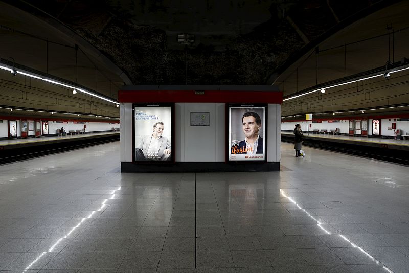 Carteles electorales de Mariano Rajoy (PP) y Albert Rivera (Ciudadanos) en una estación de tren de Cercanías en Madrid.