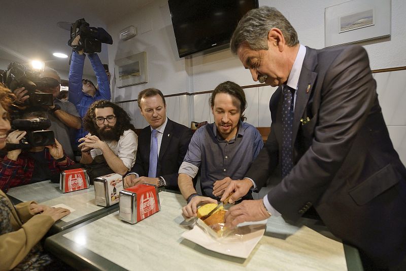 El candidato de Podemos a la Presidencia del Gobierno, Pablo Iglesias, saluda al presidente de Cantabria, Miguel Ángel Revilla, tras la reunión que ambos han mantenido hoy en Santander.