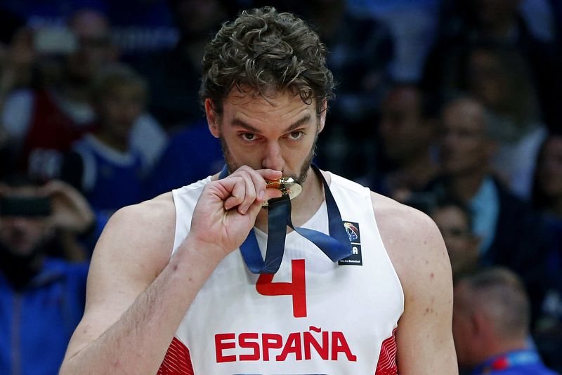 Pau Gasol besa la medalla de oro del Eurobasket.