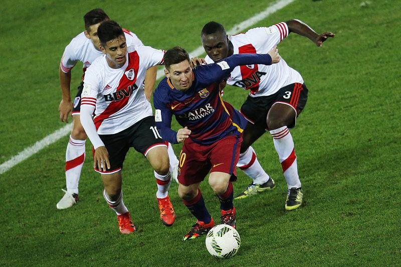 Messi se marcha ante la presión de tres rivales.