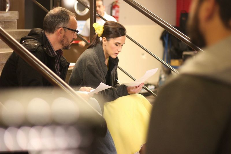 Guionista y presentadora, codo con codo.