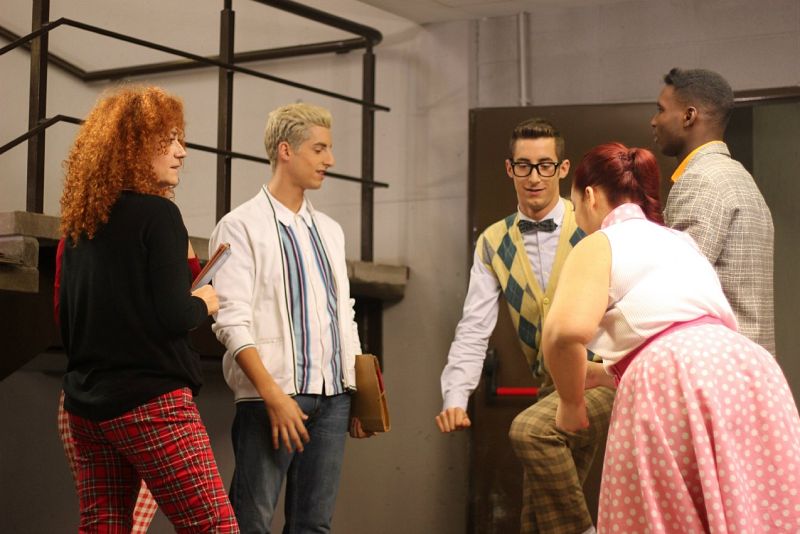 Ensayando los últimos pasos de baile.