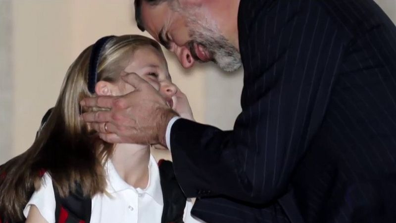 El rey Felipe en un gesto cariñoso con la princesa Leonor es una de las imágenes del final del mensaje de Navidad