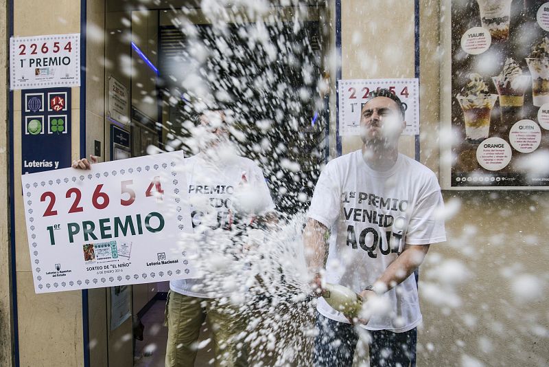 El trabajador Miguel Ponce, de la Administración "El Gato Negro" celebra el primer premio del sorteo extraordinario de la lotería de El Niño, del que ha vendido una serie.