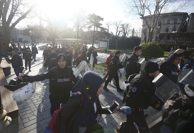 La policía desaloja el lugar de la explosión en el centro de Estambul.