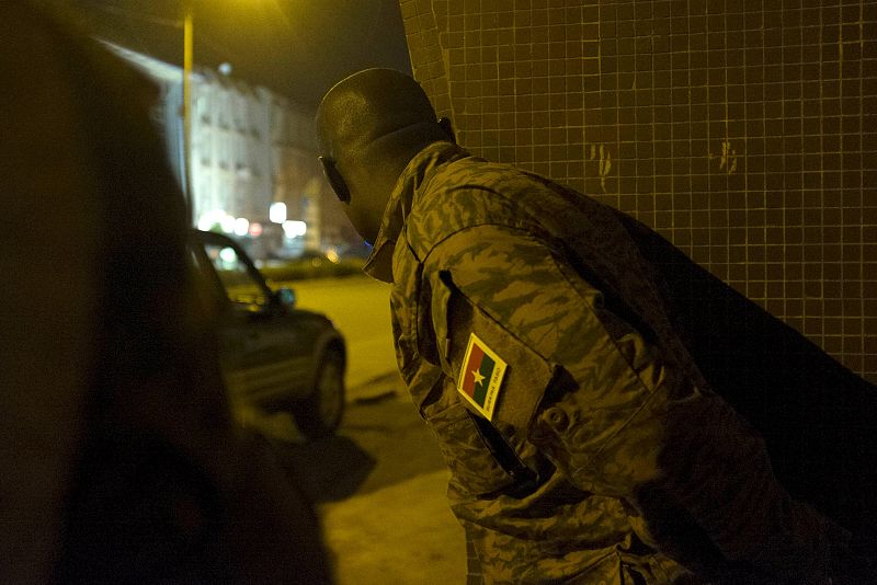 Un soldado toma posiciones durante el ataque