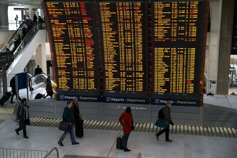 Pasajeros consultan si su vuelo está cancelado en el aeropuerto Charles de Gaulle