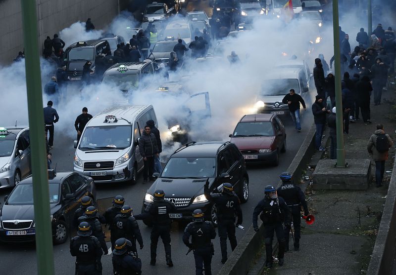 La policía ha intervenido para disolver las barricadas