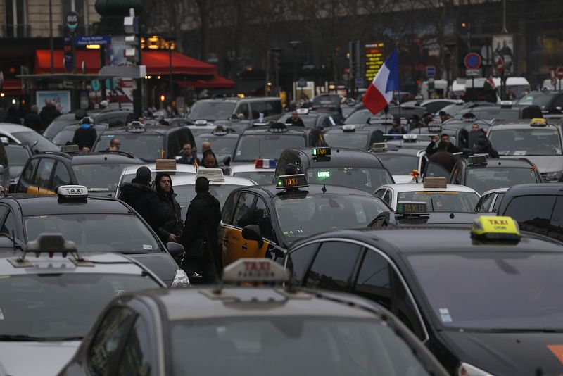 Decenas de taxistas parados en la plaza de Porte Maillot