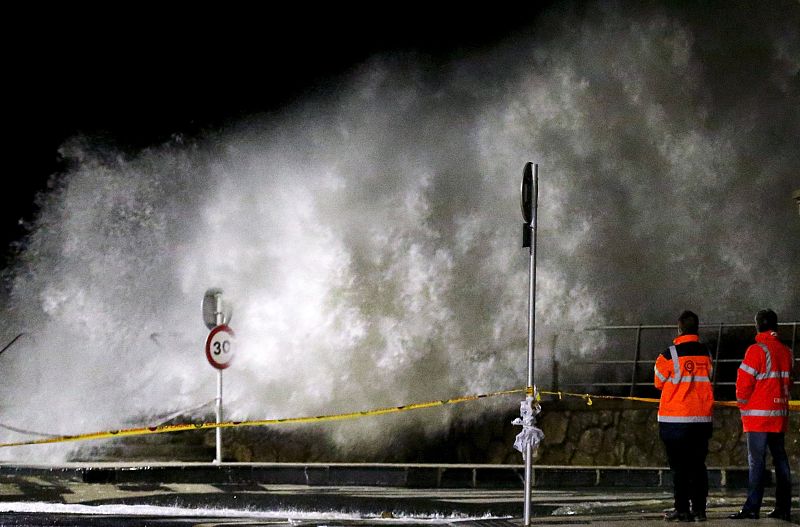 Activada la alerta roja en San Sebastián por fuerte oleaje coincidiendo con el horario de la pleamar.