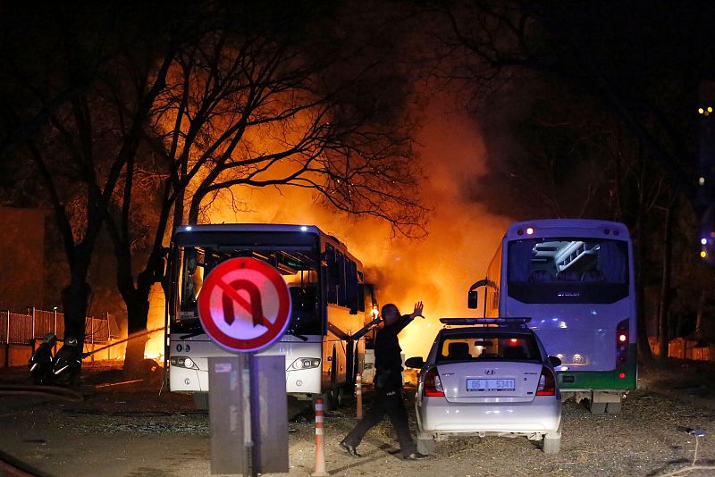 Un policía camina junto al lugar del atentado
