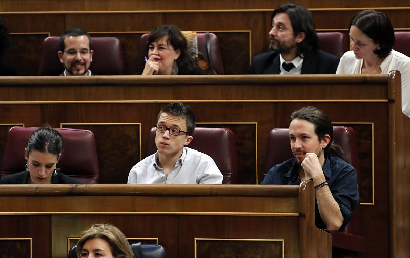 Los diputados de Podemos, Pablo Iglesias (d), Íñigo Errejón (c) e Irene María Montero (i), escuchan el discurso de investidura.