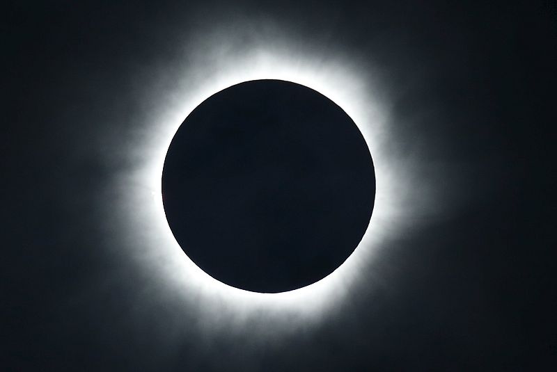 El fenómeno astronómico, en toda su plenitud, desde la isla de Ternate, en Indonesia.
