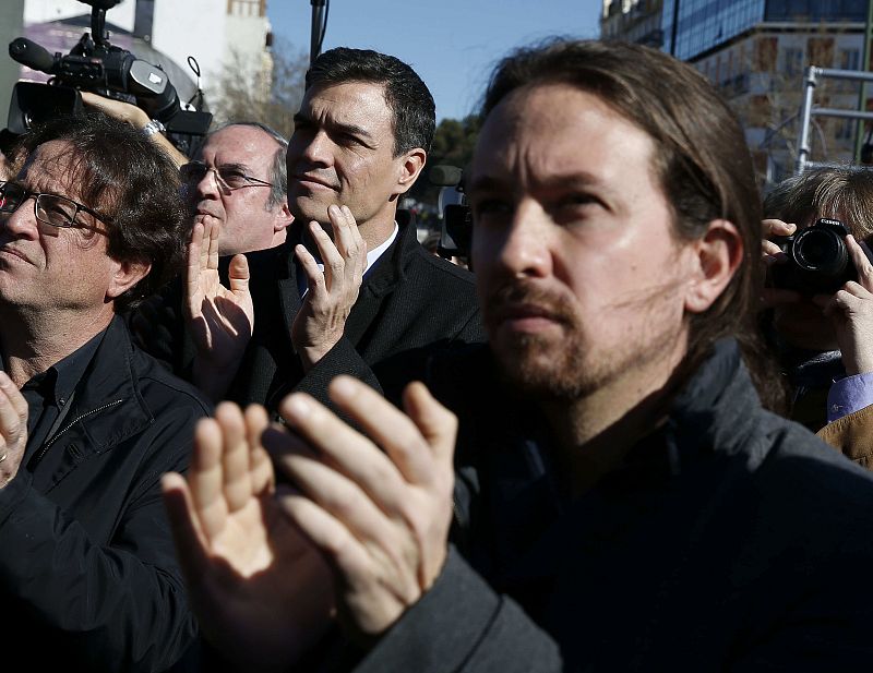 El secretario general del PSOE, Pedro Sánchez, y el de Podemos, Pablo Iglesias