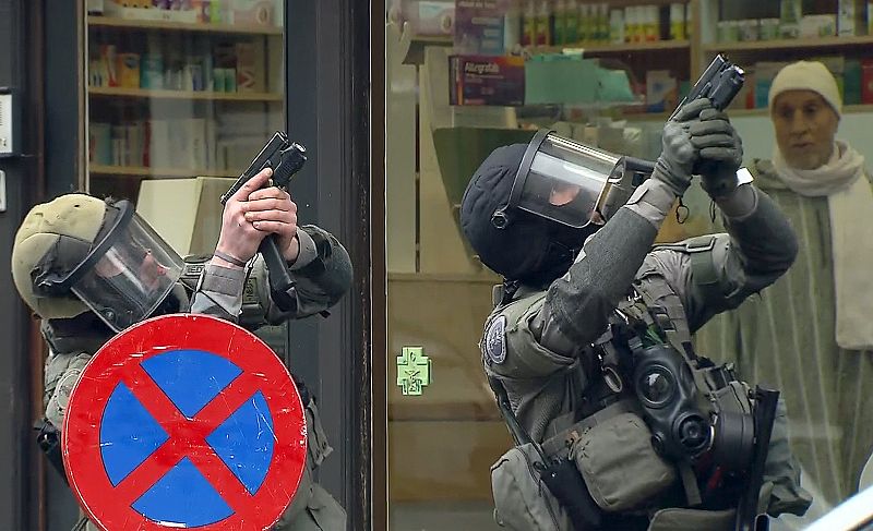 Policías belgas aseguran el área en el barrio de Molenbeek, Bruselas