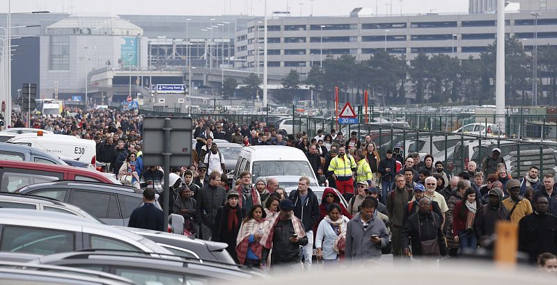 evacúan el edificio de la terminal tras registrarse explosiones en el aeropuerto internacional de Zaventem.